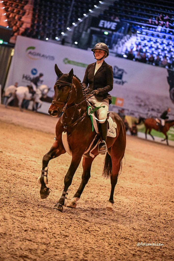021125-19-316 | Foto Mhisen Pferdefotografie#, Reitturnier Frankfurt#  #Dressur und Springen
#Profi Pferdefotograf Reitturnier Fotograf 
#Sport Horses Photographer 
#equestrain photographer - Realisiert mit Pictrs.com