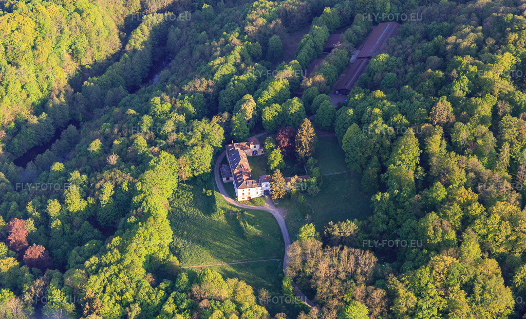 Vue aérienne: Écolieu Langenberg Alsace à Wissembourg dans le département Bas Rhin, France – .Photo: IMG_107021.jpg prise le 27/04/2018 par Werner Riehm/FLY-FOTO.eu – Résolution de l'original: 5093 x 3083 px – Ecolieu Langenberg