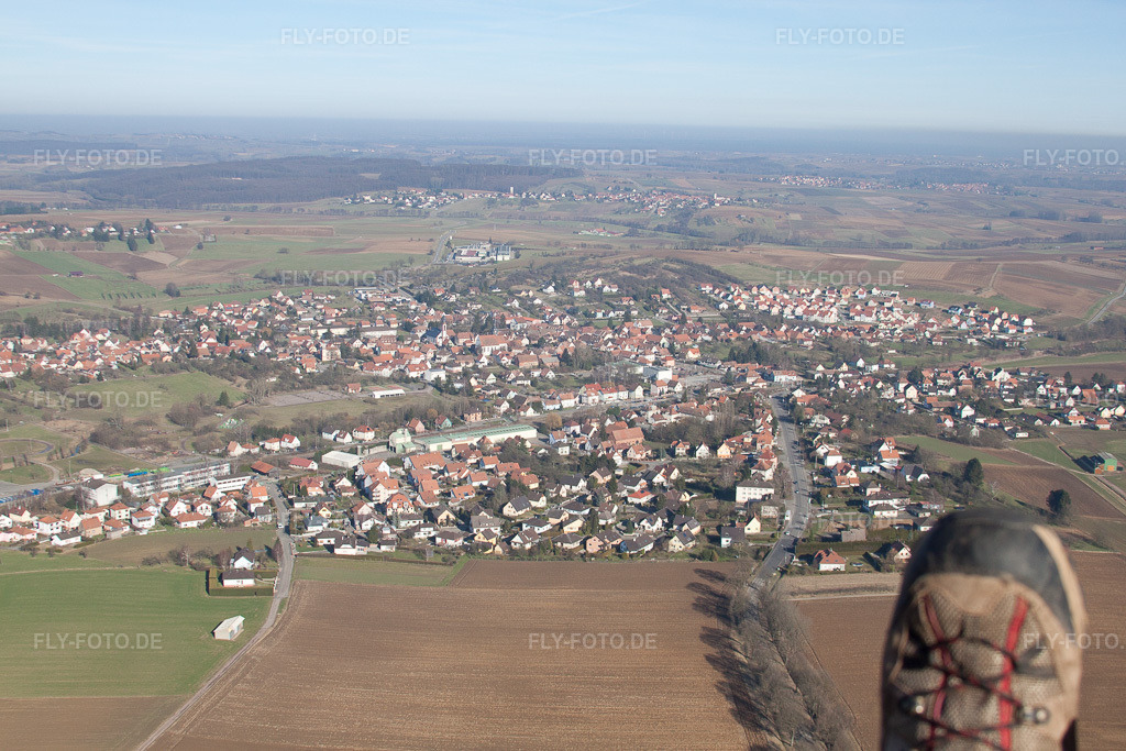 Luftbild: Ortsansicht in Soultz-sous-Forêts im Bundesland Bas-Rhin in Frankreich. Foto: IMG_37448.jpg vom 07.02.2011 durch Werner Riehm/FLY-FOTO.de