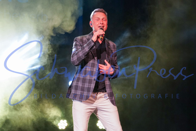 060424Ho1880 | Raimond Dex -Stauferkrone 2024
Der internationale Schlagerwettbewerb Stauferkrone wird 2024 bereits zum fuenften Mal von Maitis Media ausgerichetet. 
Deutschland, Donzodrf, Stadthalle, 06.04.2024


