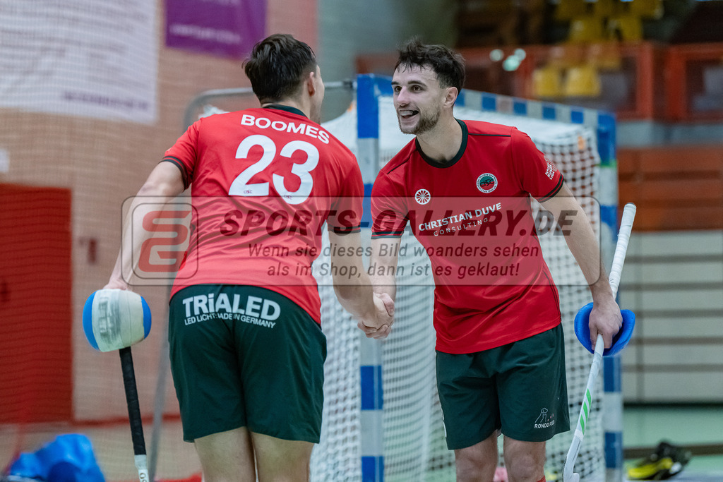 HK_20231217_107591 | 1. Bundesliga Herren Crefelder HC - Düsseldorfer HC  am 17.12.2023 Sporthalle Glockenspitz, Krefeld , Boomes Anton ( Crefelder HTC #23 ) , Bachmann Lucas Maximilian ( Crefelder HTC #15 )