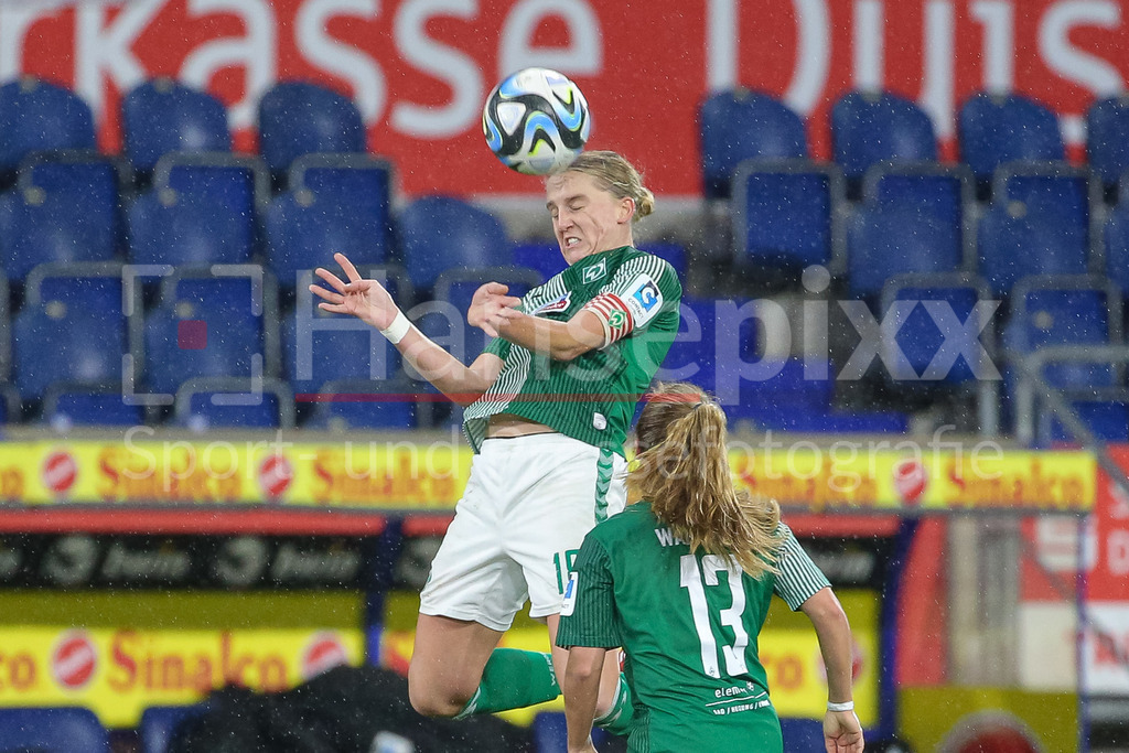 Fussball, Google Pixel Frauen-Bundesliga, MSV Duisburg - SV Werder Bremen | v.li.: Lina Hausicke (SV Werder Bremen, 18) beim Kopfball, Aktion, Action, Spielszene, DIE DFB-RICHTLINIEN UNTERSAGEN JEGLICHE NUTZUNG VON FOTOS ALS SEQUENZBILDER UND/ODER VIDEOÄHNLICHE FOTOSTRECKEN. DFB REGULATIONS PROHIBIT ANY USE OF PHOTOGRAPHS AS IMAGE SEQUENCES AND/OR QUASI-VIDEO.