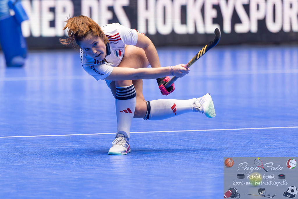 Volvo E.R.B. Final 4 Halbfinale Frauen: Mannheimer HC - Düsseldorfer HC, 25.01.2025 | Sonja Zimmermann (Mannheimer HC #11) schießt den Ball, Mannheimer HC - Düsseldorfer HC, Frankfurt, Süwag Arena, 25.1.2025 - Realisiert mit Pictrs.com