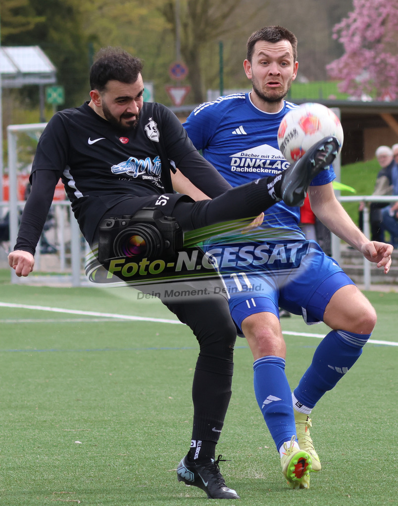 SV Enger-Westerenger - TSV Löhne | Auf dem Bild zu sehen: blau SV Enger-Westerenger: Tim Deidersen ; schwarz TSV Löhne: Ahmet BalciogluSV Enger-Westerenger, TSV Löhne, Saison 25/26, Kreisliga A, Enger, Deutschland - Realisiert mit Pictrs.com