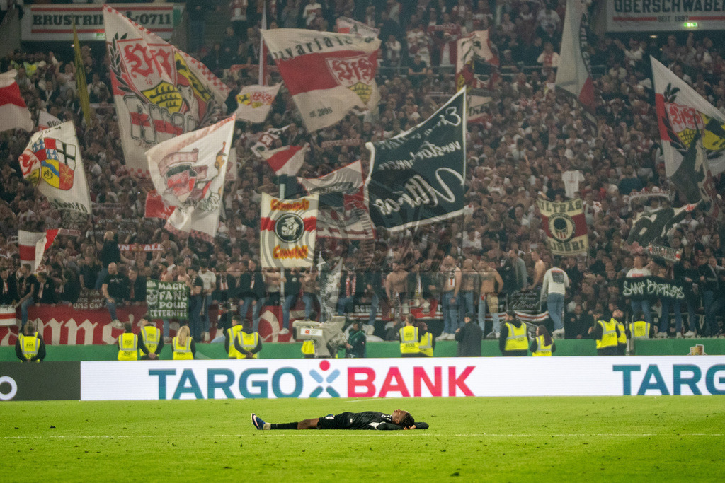 VfB Stuttgart vs. SC Freiburg, Fussball, DFB-Pokal, Halbfinale, 23.04.2026 | Johan Manzambi (SC Freiburg, #44) enttaeuscht/enttäuscht am Boden nach der Niederlage,VfB Stuttgart vs. SC Freiburg, Fussball, DFB-Pokal, Halbfinale, 23.04.2026DFB regulations prohibit any use of photographs as image sequences and/or quasi-video