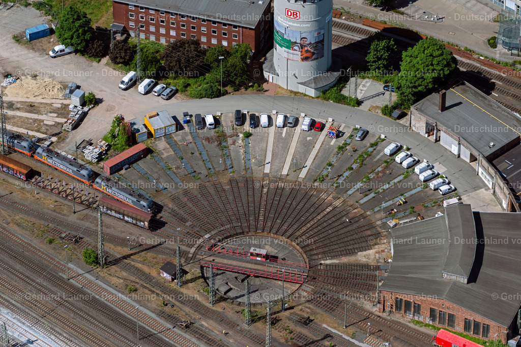 4029997 | BREMEN 01.06.2020 Gleisanlagen und Schienenstrecken am Rundschuppen ( auch Lokschuppen, Ringlokschuppen, Lokhalle oder Triebfahrzeughalle ) des Bahn- Betriebswerkes am Hauptbahnhof im Ortsteil Bahnhofsvorstadt in Bremen, Deutschland. // Trackage and rail routes on the roundhouse - locomotive hall of the railway operations work on Central Station in the district Bahnhofsvorstadt in Bremen, Germany. Foto: Gerhard Launer
