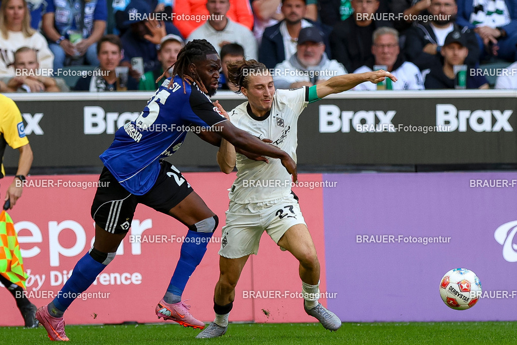 Borussia Mönchengladbach vs Hamburger SV - Bundesliga  | Mönchengladbach, Deutschland, 24.08.25:   Jordan Torunarigha (Hamburger SV) und Rocco Reitz (Borussia Mönchengladbach) im Kampf um den Ball waehrend des Spiels der Bundesliga zwischen Borussia Mönchengladbach vs Hamburger SV im Stadion im Borussia Park(Foto von Brauer-Fotoagentur / Adrian Schlueter)