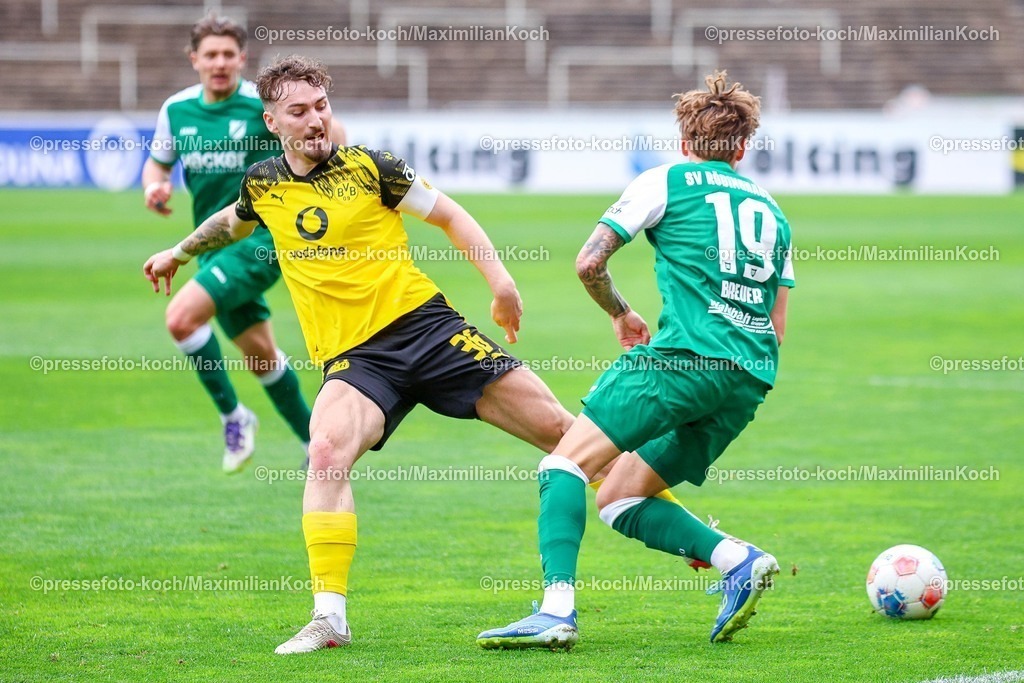 xsefx18042601005 | 18.04.2026, xsefx, Fußball, Regionalliga West, Borussia Dortmund II (U23) - SV Rödinghausen, 30. Spieltag, Stadion Rote Erde, Saison 2025 2026: Tony Reitz im Duell mit Simon Breuer DFB regulations prohibit any use of photographs as image sequences and or quasi-video. Photo: xSabinexEffgenxPressefotoKochx