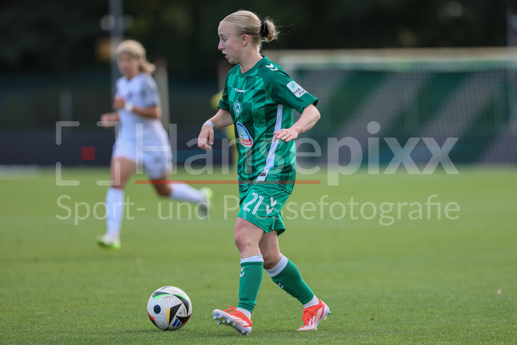 Fussball, Google Pixel Frauen-Bundesliga, SV Werder Bremen - 1. FFC Turbine Potsdam | v.li.: Caroline Siems (SV Werder Bremen, 21) am Ball, Einzelbild, Ganzkörper, Aktion, Action, Spielszene