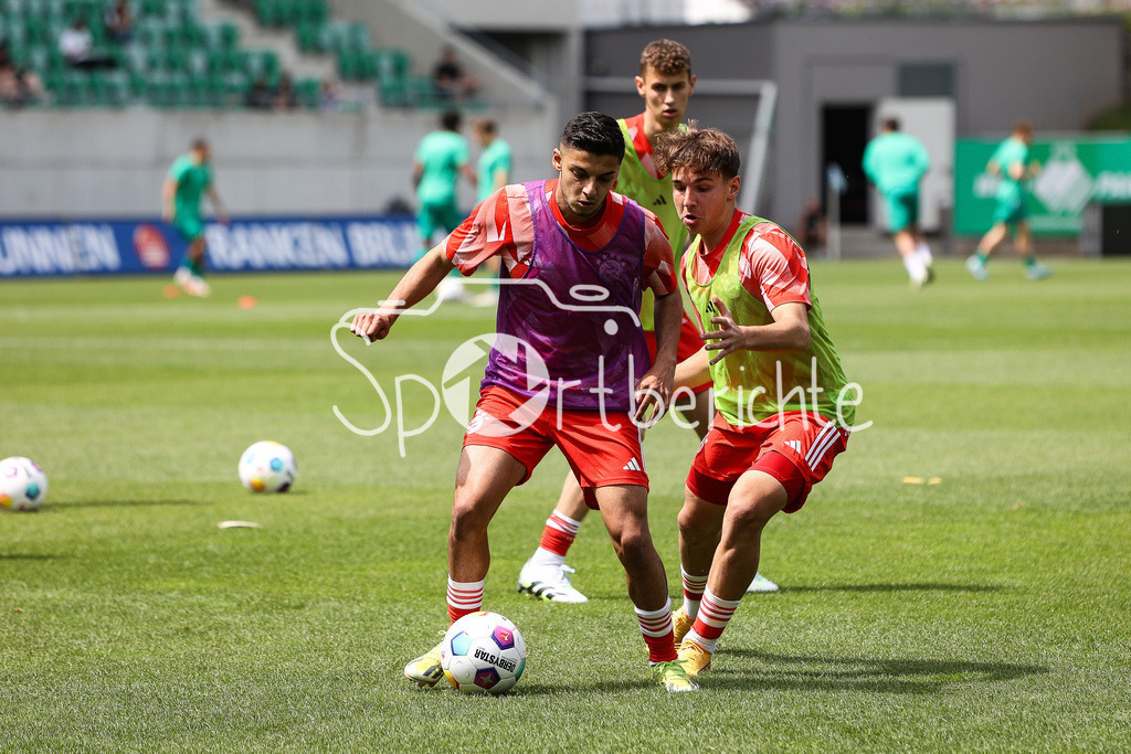 SpVgg Greuther Fürth II - FC Bayern Amateure | beim warmmachen im duell Davide Dell'ERBA (FCB #19) und Max SCHOLZE (FCB #2) / Zweikampf
