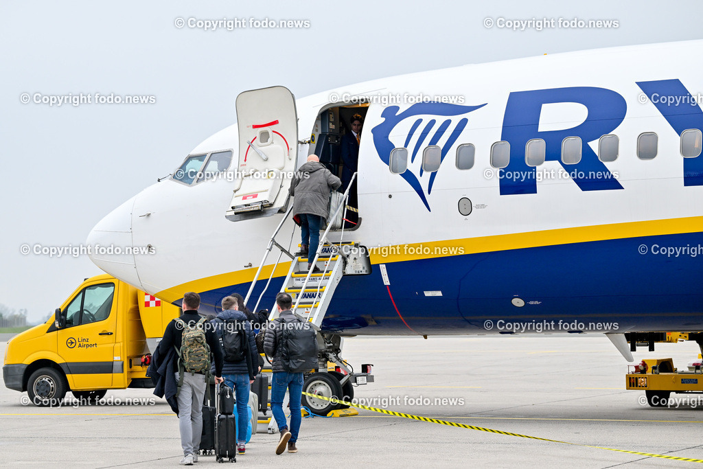 Linz Airport - Comeback Ryanair_ 08.11.2024-28 | 08.11.2024, Linz Hoersching, AUT, Linz Airport - Comeback Ryanair, im Bild Passagiere des Ryan Air Fluges am Flughafen Linz 