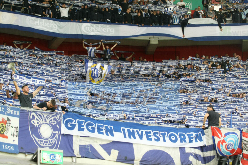 Fortuna Düsseldorf - Hertha BSC | Gästeblock Hertha BSC - © Sportfoto-Sale (MK) - Realisiert mit Pictrs.com