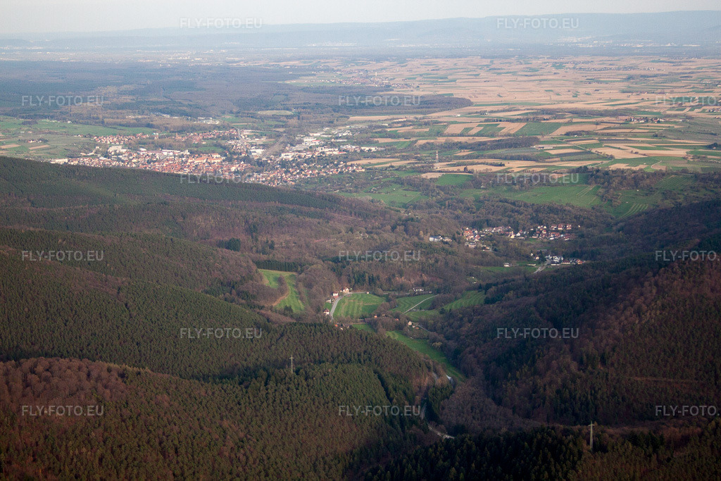 Vue aérienne: Près de Wissembourg à Weiler dans le département Bas Rhin, France. Photo: IMG_56560.jpg prise le 17/04/2013 par Werner Riehm/FLY-FOTO.eu – Résolution de l'original: 4752 x 3168 px