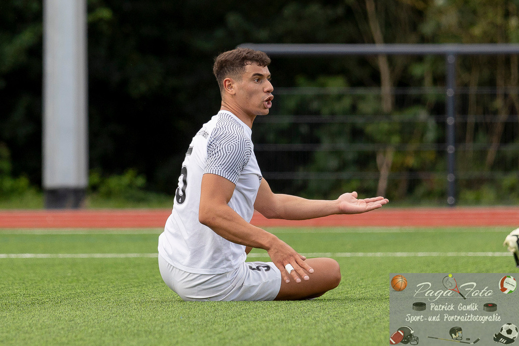 Testspiel: Spvgg. 03 Fechenheim - Türk Gücü Friedberg, 13.07.2024 | Mostafa Youssef (Spvgg. 03 Fechenheim #5) ungläubig nach der Elfmeterentscheidung, Spvgg. 03 Fechenheim - Türk Gücü Friedberg, Frankfurt am Main, Sportanlage Birsteiner Straße, 13.7.2024 - Realisiert mit Pictrs.com
