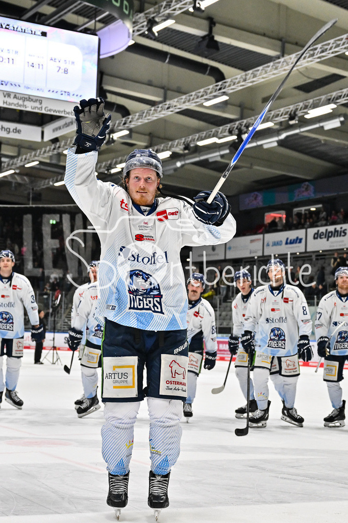 Augsburger Panther - Straubing Tigers | Augsburg, DEUTSCHLAND - 14. NOVEMBER: die Spieler der Tigers bedanken sich bei den mitgereisten Fans nach dem Auswärtssieg in Augsburg nach dem Ligaspiel zwischen den Augsburger Panthern und den Straubing Tigers am 18. Spieltag der Penny DEL im Curt Frenzel Stadion am 14.11.2025 / Feiern / Wade ALLISON (Straubing Tigers 88)