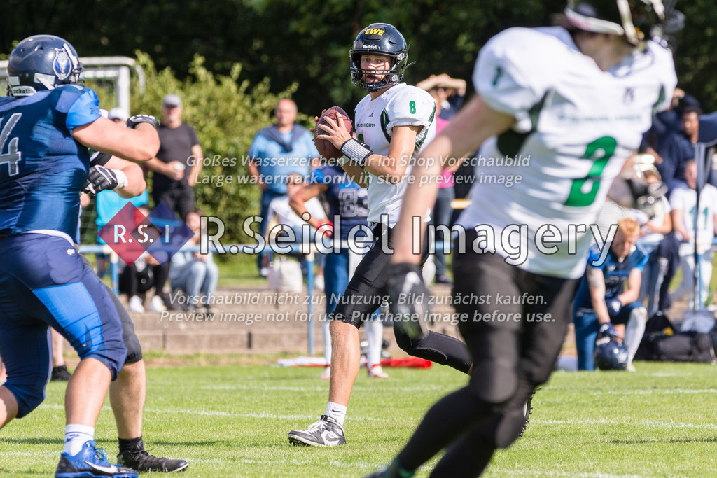 American Football, Saison 2022, Regionalliga Nord, Hamburg Blue Devils - Oldenburg Knights, Dr.-Hermann-Schnell-Sportplatz (Hamburg), 06.08.2022, 07. Gameweek | Murdock Rutledge (#8, Oldenburg, Quarterback)