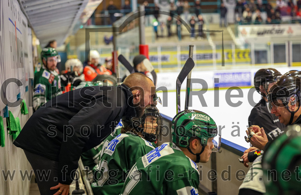 2024-01-05_064_TSV_Erding_gegen_VfE_Ulm-Neu-Ulm | Erding, Deutschland, 05.01.2024:
Eishockey, Bayernliga Vorrunde 2023 / 2024, 22. Spieltag, TSV Erding gegen VfE Ulm/Neu-Ulm, Endergebnis: 7:6

Teamchef Felix Schütz (Erding Gladiators)

Foto: Christian Riedel / fotografie-riedel.net