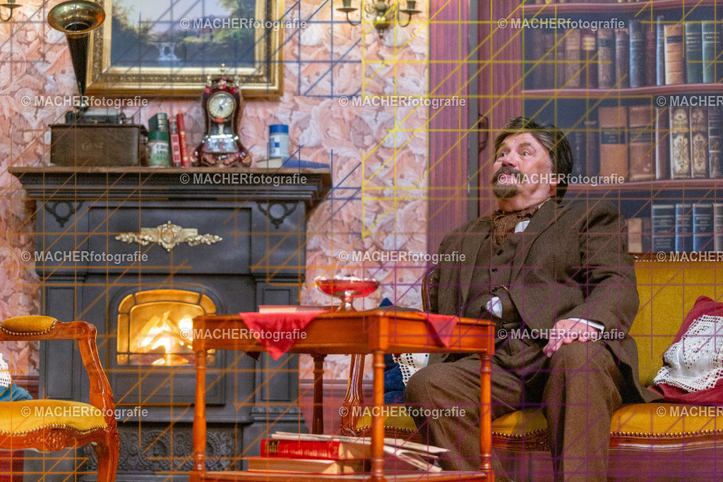 152_MFL-2025 | Portraitbilder von Regisseur; Darsteller; Techniker; Maske; Kostüme; Chor; Musiker; Bilderserie der Generalprobe und der Premierenvorstellung, Szenenbilder; Ausdrucksstudien; Bühnenüberblick; Bühnenkulissen; Pressefotos inkl. Redaktionsfoto Darstellergruppe.