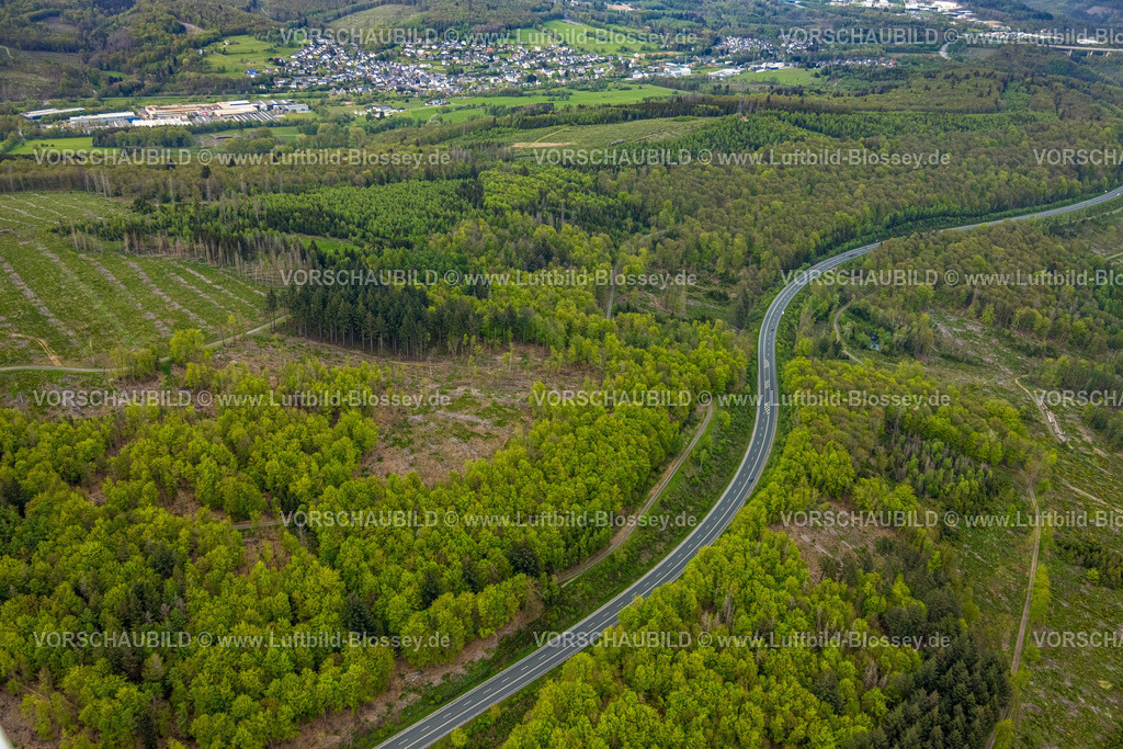 Burbach240502387GrosserStein | Luftbild, Waldgebiet und NSG Naturschutzgebiet Großer Stein mit Bundesstraße B54, Waldschäden, Hügel und Täler mit Wohngebieten, Holzhausen, Burbach, Nordrhein-Westfalen, Deutschland
