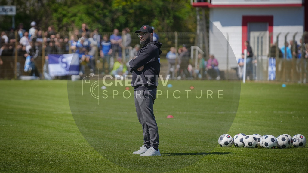 Fußball, Herren, Saison 2025/2026, Brandenburgliga, 23. Spieltag, Brandenburger SC Süd 05 vs. BSG Stahl Brandenburg, Samstag 25.04.2026, Werner-Seelenbinder-Sportplatz Brandenburg an der Havel | Fußball, Herren, Saison 2025/2026, Brandenburgliga, 23. Spieltag, Brandenburger SC Süd 05 vs. BSG Stahl Brandenburg, Samstag 25.04.2026, Werner-Seelenbinder-Sportplatz Brandenburg an der Havel, Im Bild: Rene Görisch(Trainer Süd) - Realisiert mit Pictrs.com