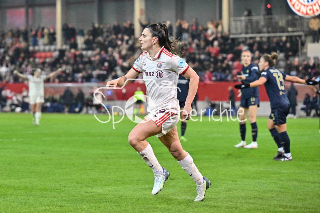 FC Bayern München Frauen - Juventus Turin Frauen | Jubel nach dem Treffer zum 1-0 fuer die FCB Frauen durch Jovana DAMNJAVOVIC (FCB #9) / Freude / Happy / Tor / Torschuetzin / Womens Champions League: FC Bayern Frauen - Juventus FC, FC Bayern Campus am 12.12.2024
