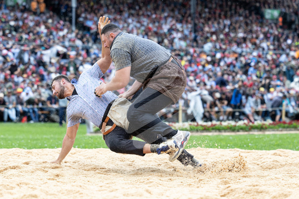 ESAF2025_04Gang_5410 | Die Schwinger des Schwyzer Kantonalen Schwingerverbandes: Fotos, die Dynamik und Leidenschaft festhalten, sowie emotionale Momente aus dem traditionellen Schwingsport zeigen. - Realisiert mit Pictrs.com