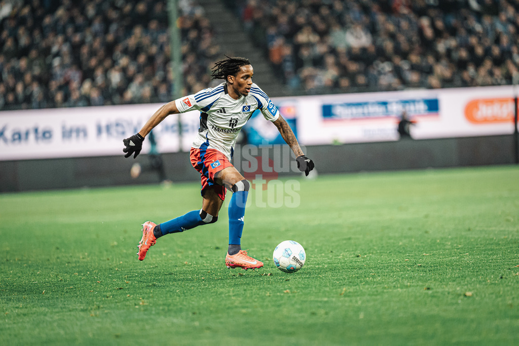Fußball | Männer | Saison 2024/2025 | 2. Fußball-Bundesliga | 23. Spieltag | Hamburger SV vs. 1. FC Kaiserslautern | 21.02.2025 | Adedire Mebude (#16, HSV) am Ball