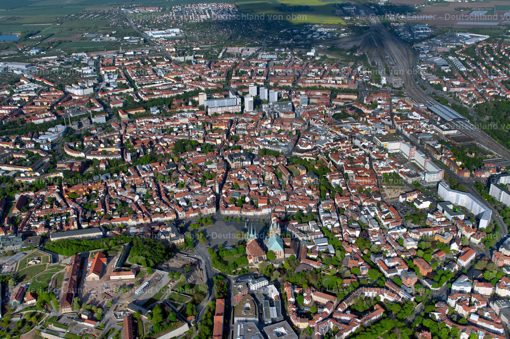 4026013 | ERFURT 06.05.2020 Stadtansicht vom Innenstadtbereich im  Zentrum in Erfurt im Bundesland Thüringen, Deutschland. Weiterführende Informationen bei: Landeshauptstadt Erfurt. // City view of the city area in Erfurt in the state Thuringia, Germany. Further information at: Landeshauptstadt Erfurt. Foto: Gerhard Launer