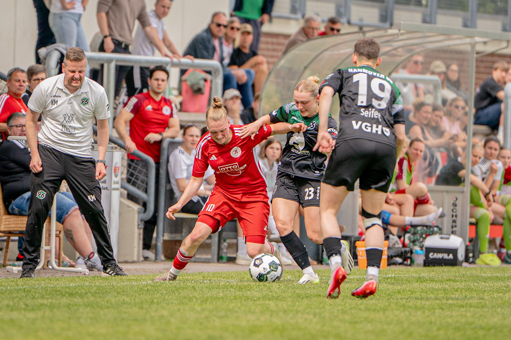 Fußball I Frauen I Saison 2025-2026 I Niedersachsen-Pokal I Finale I FC Jesteburg-Bendestorf - Hannover 96 I 22380 | jns.sportfotos - Realisiert mit Pictrs.com