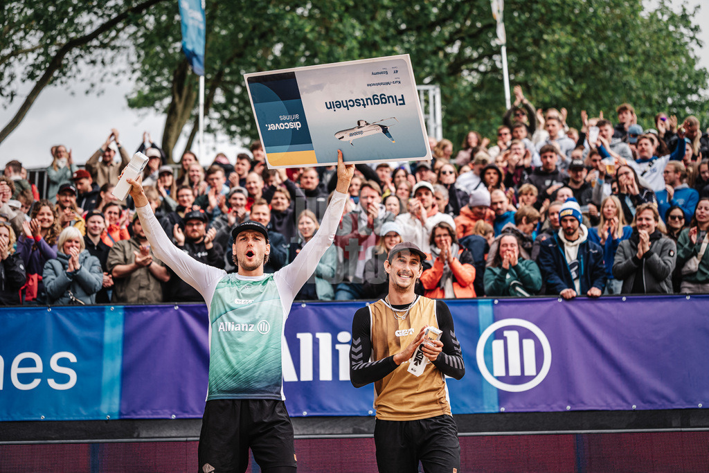 Beachvolleyball | Männer | Allianz German Beach Tour 2026 | Tourstop Düsseldorf | 17.05.2026 | v.l. Paul Henning und Lukas Pfretzschner gewinnen das Turnier in Düsseldorf
