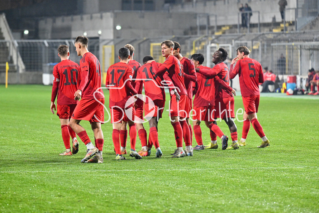 FC Bayern Amateure - SpVgg Greuther Fürth II | Jubel nach dem Treffer zum 4-0 druch Michael SCOTT (FC Bayern München II #19) / Freude / happy / Tor / torschuezte / Regionalliga Bayern: FC Bayern Muenchen II - SpVgg Greuther Fuerth II, Gruenwalder Stadion am am 29.10.2024