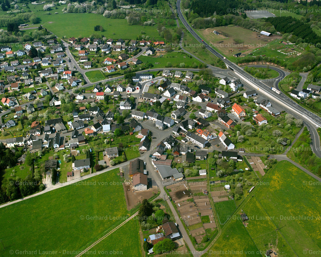 2610094 | ROTH 09.06.2006 Landwirtschaftliche Nutzflächen und Feldgrenzen  umsäumen das Siedlungsgebiet des Dorfes in Roth im Bundesland Hessen, Deutschland // Agricultural land and field boundaries surround the settlement area of the village  in Roth in the state Hesse, Germany Foto: Gerhard Launer