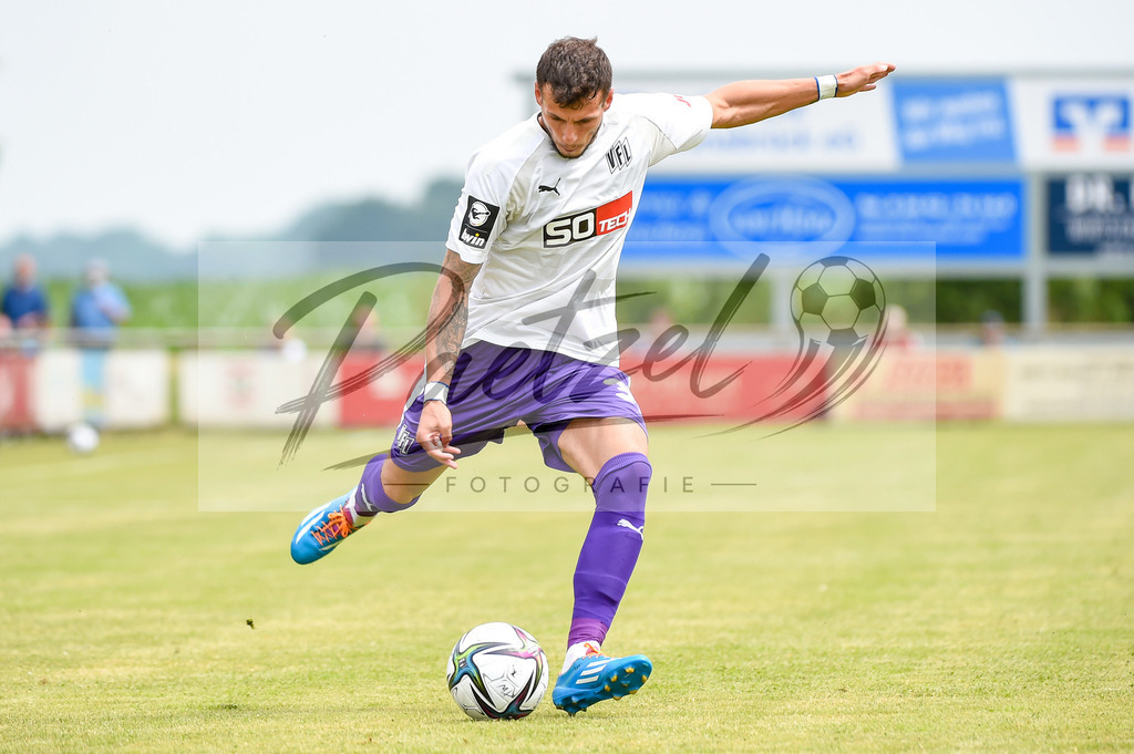 BSBOSN_20210626_0044 | Fussball, Herren: Testspieler Andreas Wiegel in Aktion, am Ball, Einzelaktion beim Testspiel zwischen TuS Bersenbrueck und VfL Osnabrueck im Hasestadion am 26.06.2021 in Bersenbrueck, Deutschland. - Realisiert mit Pictrs.com