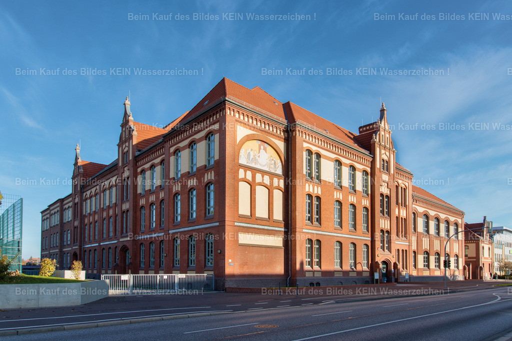 Magdeburg -6454 | Auf dem Weg durch die Stadt gibt es überall etwas zu entdecken.Mal ist es eine alte Villa, mal ein modernes Gebäude – und manchmal gefällt einfach nur der Blick auf eine Schule. Einfach stehen bleiben, Handy raus und den Moment festhalten. - Realisiert mit Pictrs.com