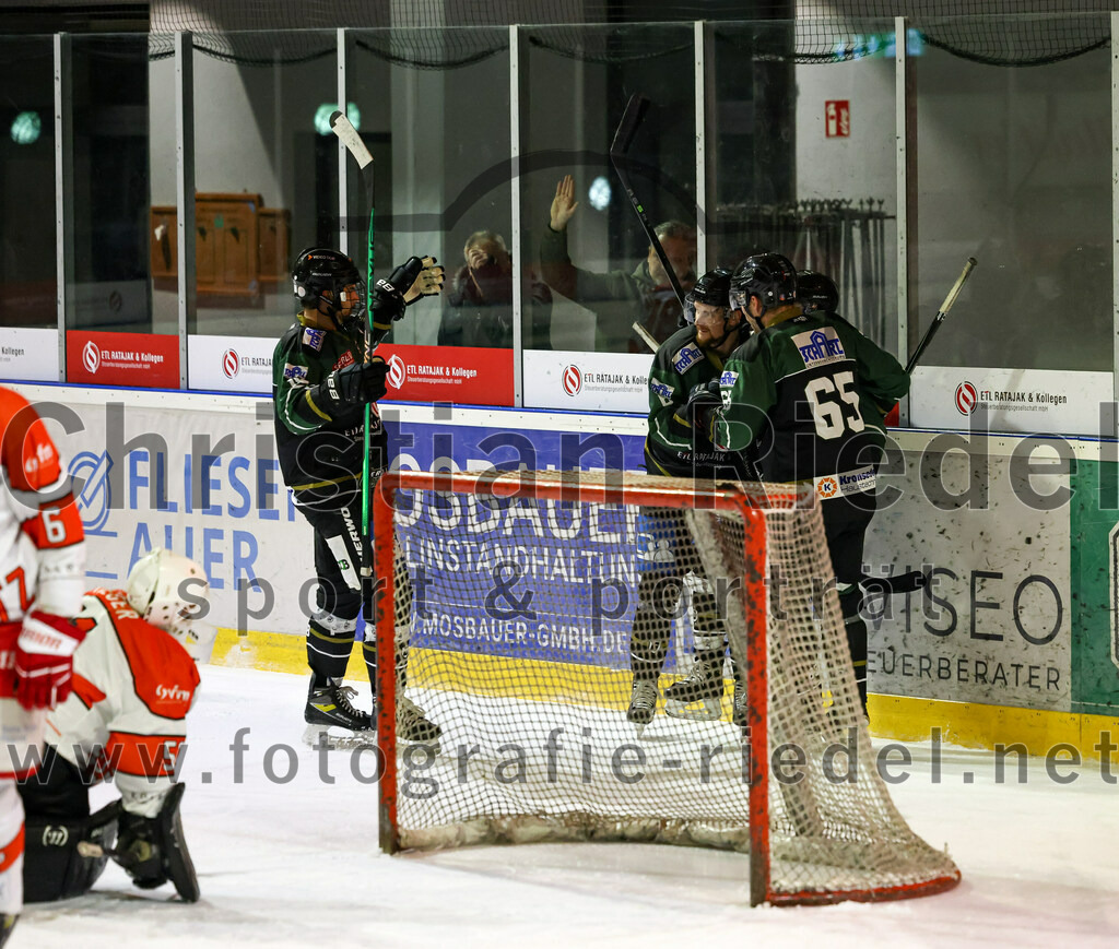 2022-12-02_090_TSV_Erding_gegen_EV_Pegnitz | Erding, Deutschland, 02.12.2022:
Eishockey, Bayernliga 2022 / 2023, 17. Spieltag, TSV Erding gegen EV Pegnitz, Endergebnis: 9:3

Daniel Krzizok (Erding Gladiators, #18), Roni Rukajärvi (Erding Gladiators, #61), Thomas Plihal (Erding Gladiators, #65)

Foto: Christian Riedel / fotografie-riedel.net
