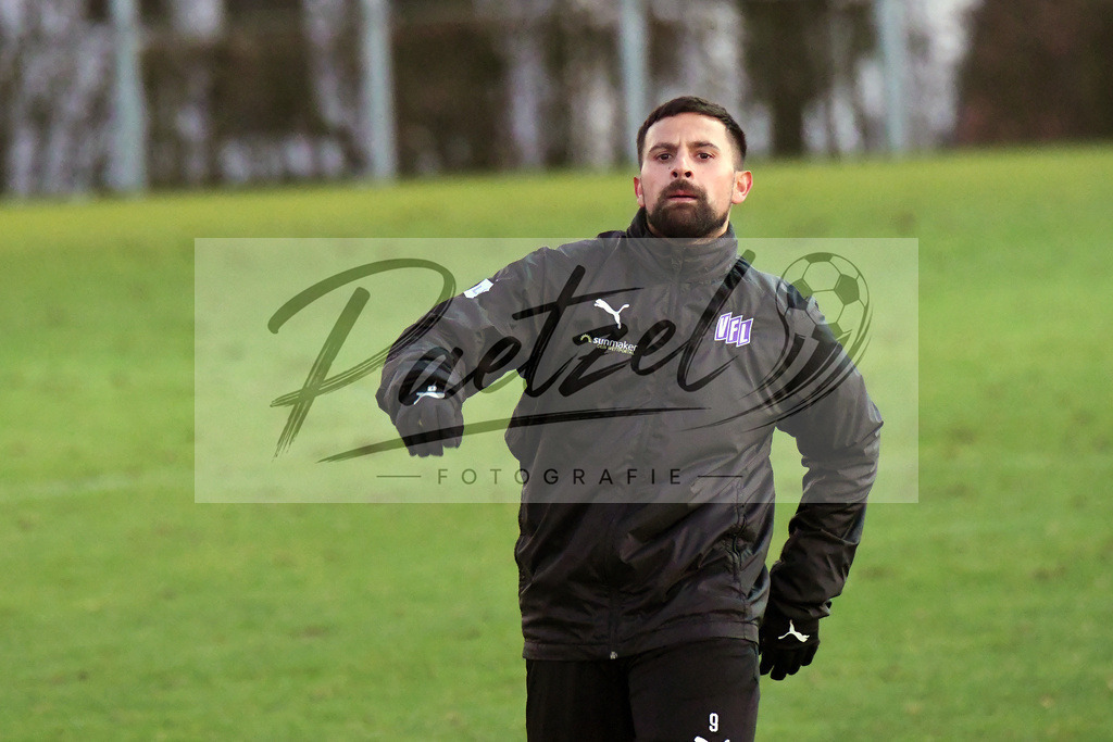 20200121_TRAOSN_0077 | Fußball, Herren: Marcos Alvarez (VfL Osnabrück) schaut beim Training des VfL Osnabrück am 21.01.2020 im Sportpark Illoshöhe in Osnabrück, Deutschland.(Foto von Nico Paetzel) - Realisiert mit Pictrs.com