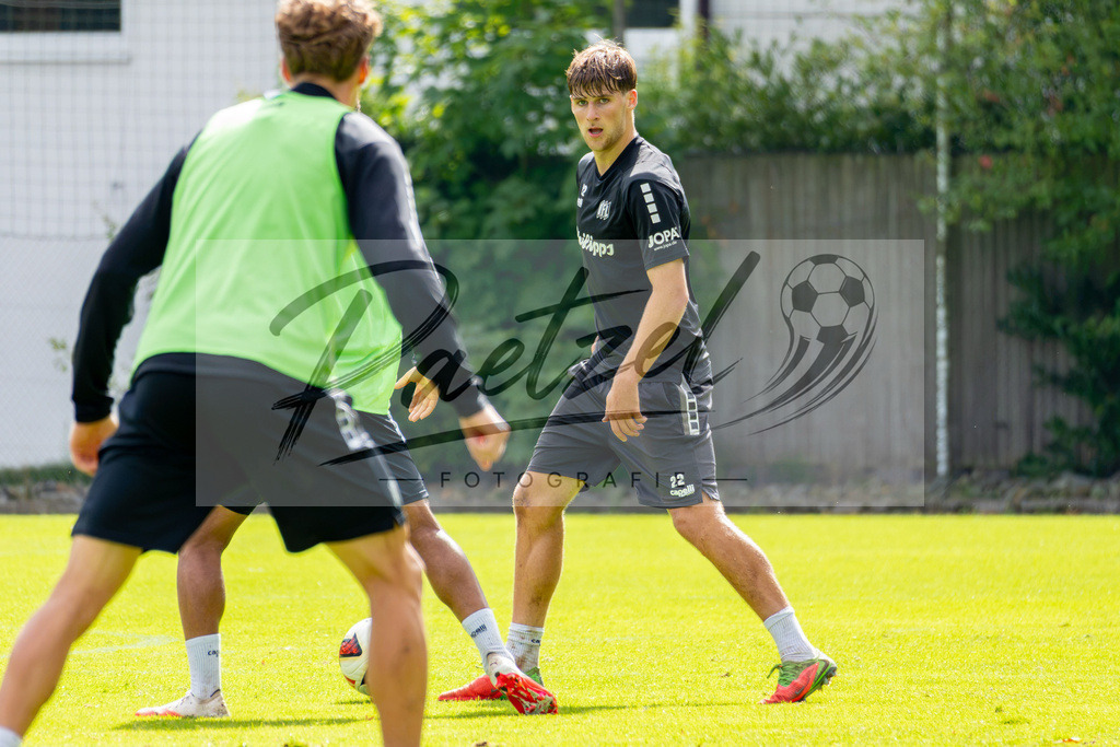 20260909_TRAOSN_0494 | Fußball, Herren: Bernd Riesselmann (VfL Osnabrück) in Aktion, am Ball, Einzelaktion beim Training des VfL Osnabrück am 09.09.2026 im Sportpark Illoshöhe in Osnabrück, Deutschland.(Foto von Nico Paetzel) - Realisiert mit Pictrs.com
