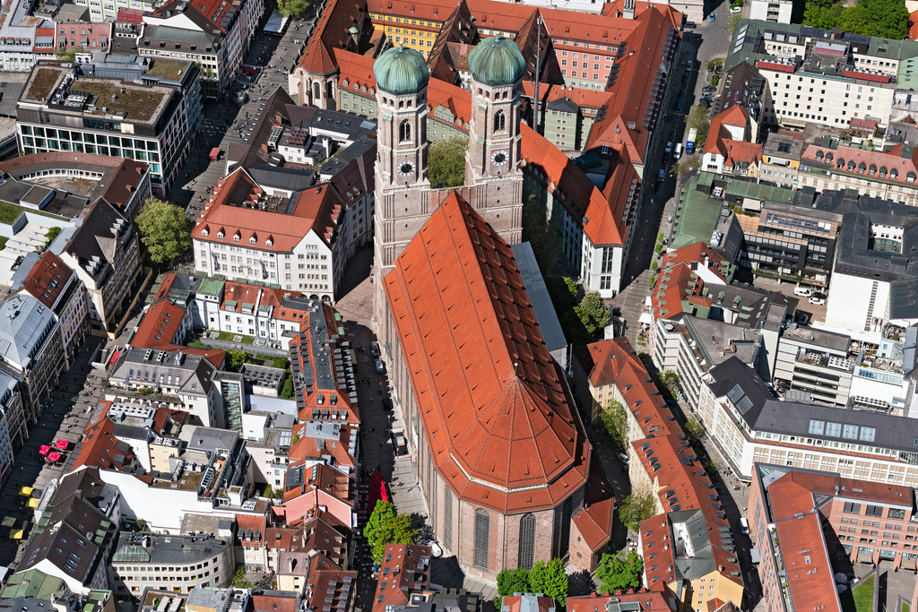 dr__0064260.jpg | MüNCHEN 29.04.2025 Frauenkirche im Altstadt- Zentrum von München im Bundesland Bayern. Der dreischiffige spätgotische Backsteinbau steht neben dem Neuen Rathaus und ist ein bedeutendes Wahrzeichen der Landeshauptstadt. Der Dom zu " Unserer Lieben Frau " ist auch als Liebfrauendom bekannt. Weiterführende Informationen bei: Metropolitanpfarrei Zu Unserer Lieben Frau. // Church building of the Frauenkirche in the old town in Munich in the state Bavaria, Germany. Further information at: Metropolitanpfarrei Zu Unserer Lieben Frau. Foto: Daniel Reiter