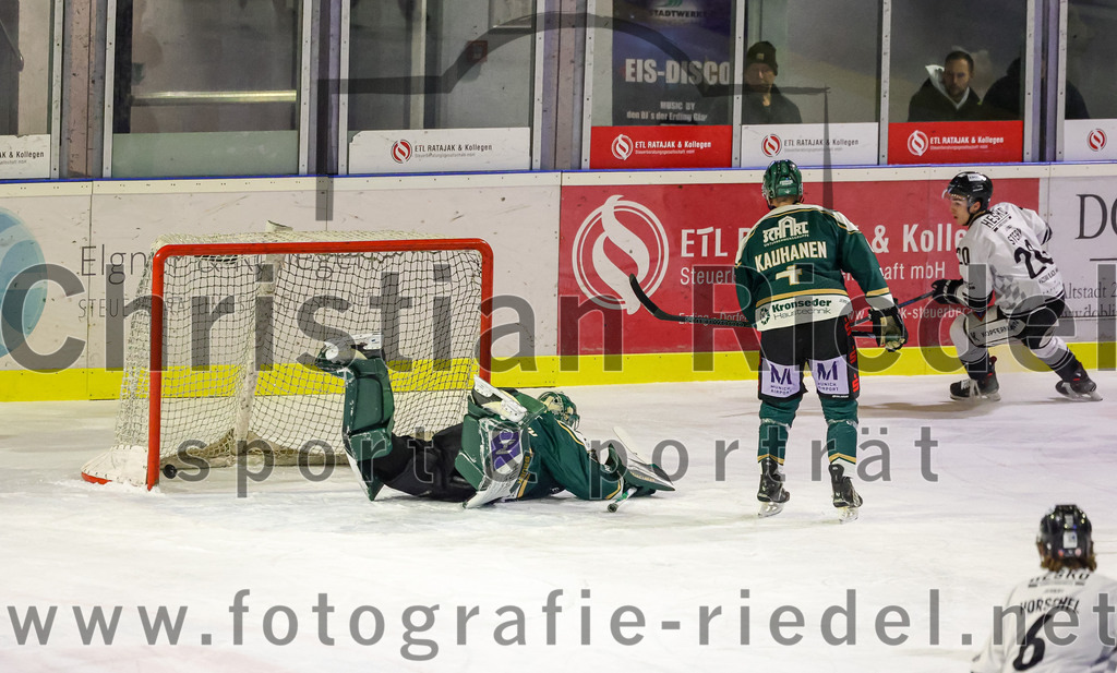 2026-01-30_043_TSV_Erding_gegen_EHF_Passau_Black_Hawks | Erding, Deutschland, 30.01.2026:Eishockey, Oberliga Süd 2025 / 2026, 42. Spieltag, TSV Erding gegen EHF Passau Black Hawks, Endergebnis: 2:6Torwart David Zabolotny (Erding Gladiators, #72), Jesse Kauhanen (Erding Gladiators, #4), Jonas Stern (EHF Passau Black Hawks, #20)Foto: Christian Riedel / fotografie-riedel.net