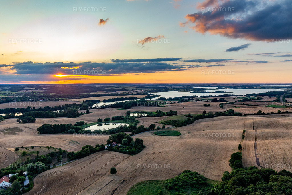Luftbild: Uferbereichs- Landschaft am Gebiet der Seenkette Oberuckersee im Ortsteil Melzow in Oberuckersee im Bundesland Brandenburg in Deutschland. Foto: IMG_116348.jpg vom 17.07.2019 durch Werner Riehm/FLY-FOTO.de
