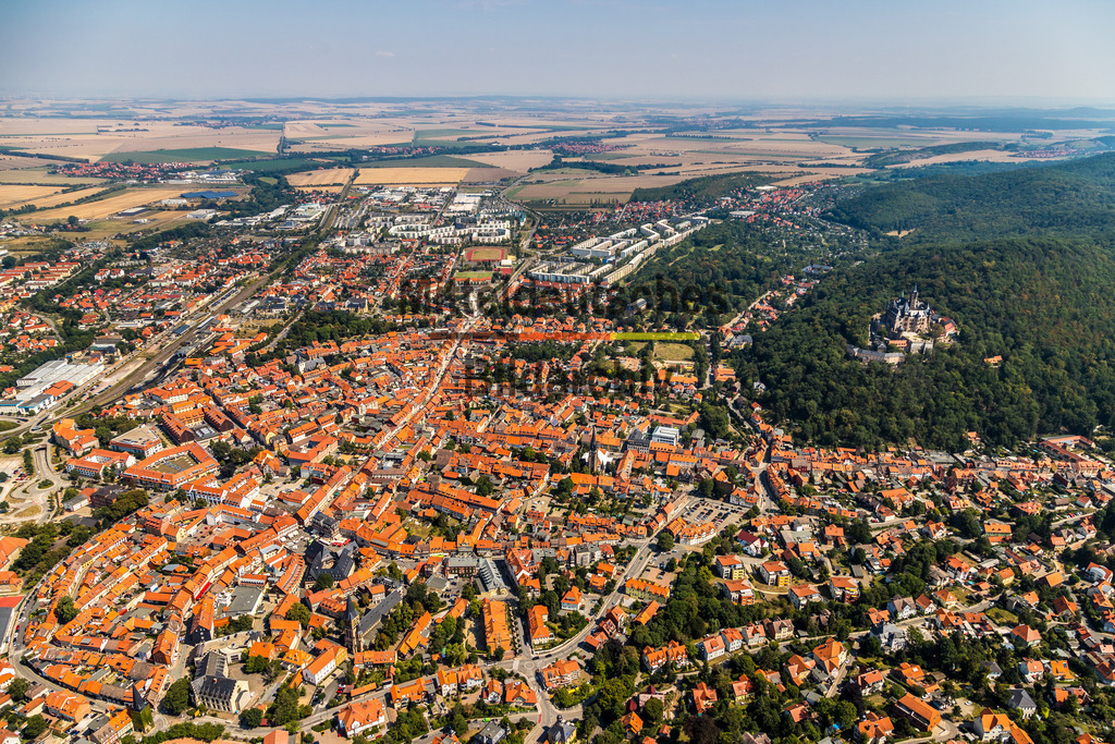Wernigerode-0172 | Wernigerode ist eine Stadt im Harz im Mitteldeutschland. Ihre Altstadt zeichnet sich durch ihre Fachwerkhäuser aus, darunter das mittelalterliche Rathaus und das "Schiefe Haus". Am Stadtrand beherbergt das Schloss Wernigerode ein Museum und bietet Blick auf die Stadt. Das Schienennetz der Harzer Schmalspurbahnen verbindet Wernigerode mit dem Bahnhof Drei Annen Hohne, wo die dampflokbetriebene Brockenbahn zum Brocken abfährt. - Realisiert mit Pictrs.com