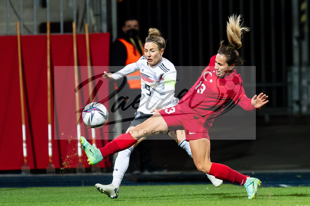 GERTUR20211126_025 | Fussball, Frauen: Svenja Huth (Germany) und Birguel Sadikoglu (Turkey) im Zweikampf bei dem Spiel der WM-Qualifikation zwischen Deutschland und Tuerkei im Eintracht-Stadion am 26.11.2021 in Braunschweig, Deutschland. - Realisiert mit Pictrs.com