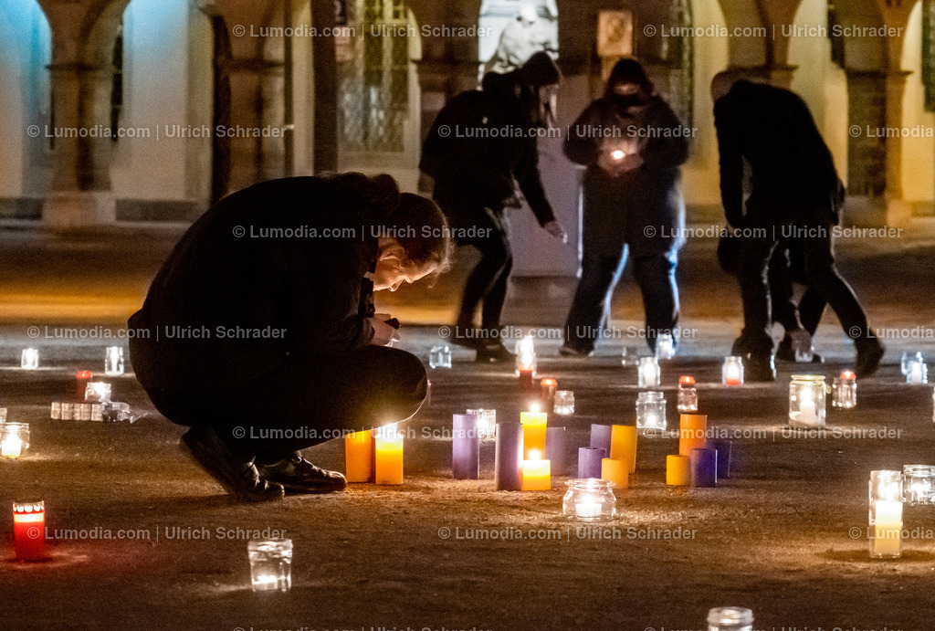10049-12467 - Gedenkveranstaltung - Domplatz Halberstadt | Stockfoto und Bilderpool mit Bildmaterial aus Deutschland, dem Harz, Halberstadt, Quedlinburg, Wernigerode und weltweit. Qualitativ hochwertige und professionelle Fotos anschauen und kaufen. - Realisiert mit Pictrs.com