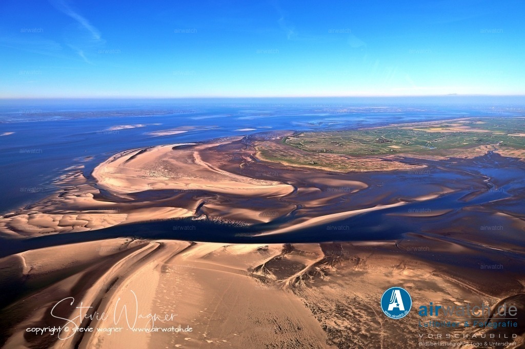 Luftbilder Tümlauer Koog, Westerhever Leuchtturm | Der Westerhever Leuchtturm wurde 1908 erbaut und dient seitdem als Leitfeuer für Schiffe, die die flachen Schlickgräben der Eiderstedt-Küste umfahren müssen.  Er ist mit einer Fokushöhe von 41 Metern und einer Turmhöhe von 40 Metern ausgestattet und wird automatisch betrieben. Die Leuchtturmführung ist möglich und wird im Frühjahr und Herbst angeboten.