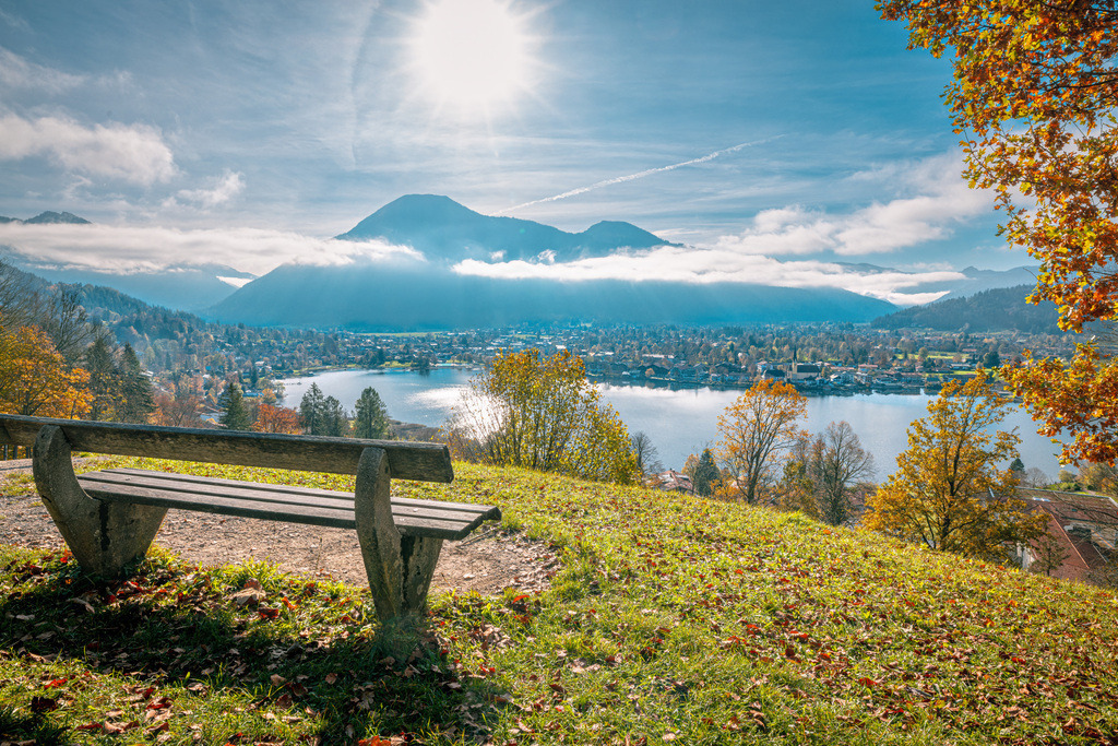 Herbstliche Aussicht vom Leeberg über den Tegernsee und eine idyllische Parkbank | Das Bild zeigt einen Blick vom Leeberg über den herbstlichen Tegernsee in Oberbayern, Deutschland.Im Hintergrund erhebt sich markant der Wallberg (1.723 m) über der Gemeinde Rottach-Egern, der zu den bekanntesten Bergen der Bayerischen Voralpen gehört - Realisiert mit Pictrs.com