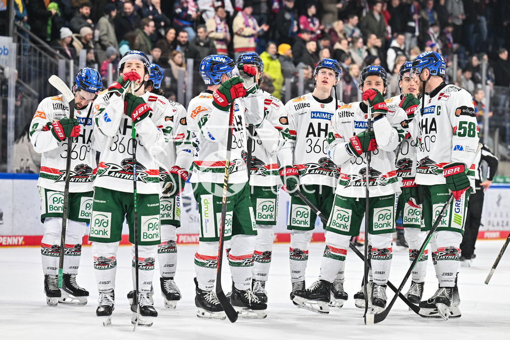 Nürnberg Ice Tigers - Augsburger Panther | NUREMBERG, GERMANY - 23. JANUARY: Hängende Köpfe bei den Spielern der Gäste nach dem Match zwischen den Nürnberg Ice Tigers und den Augsburger Panthern am 42. Spieltag der Penny DEL in der PSD Bank Nürnberg Arena / David FARRANCE (Augsburger Panther 4), Kyle MAYHEW (Augsburger Panther 27), Jason BAST (Augsburger Panther 45), Christian HANKE (Augsburger Panther 25), Sebastian ZWICKL (Augsburger Panther 83), Enrico HENRIQUEZ (Augsburger Panther 52), Maximilian RENNER (Augsburger Panther 58)