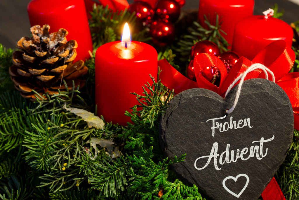 Adventsgrüße: Herz mit der Aufschrift FROHEN ADVENT vor einem Adventskranz | Adventsgrüße: Herz mit der Aufschrift FROHEN ADVENT vor einem Adventskranz - Realisiert mit Pictrs.com