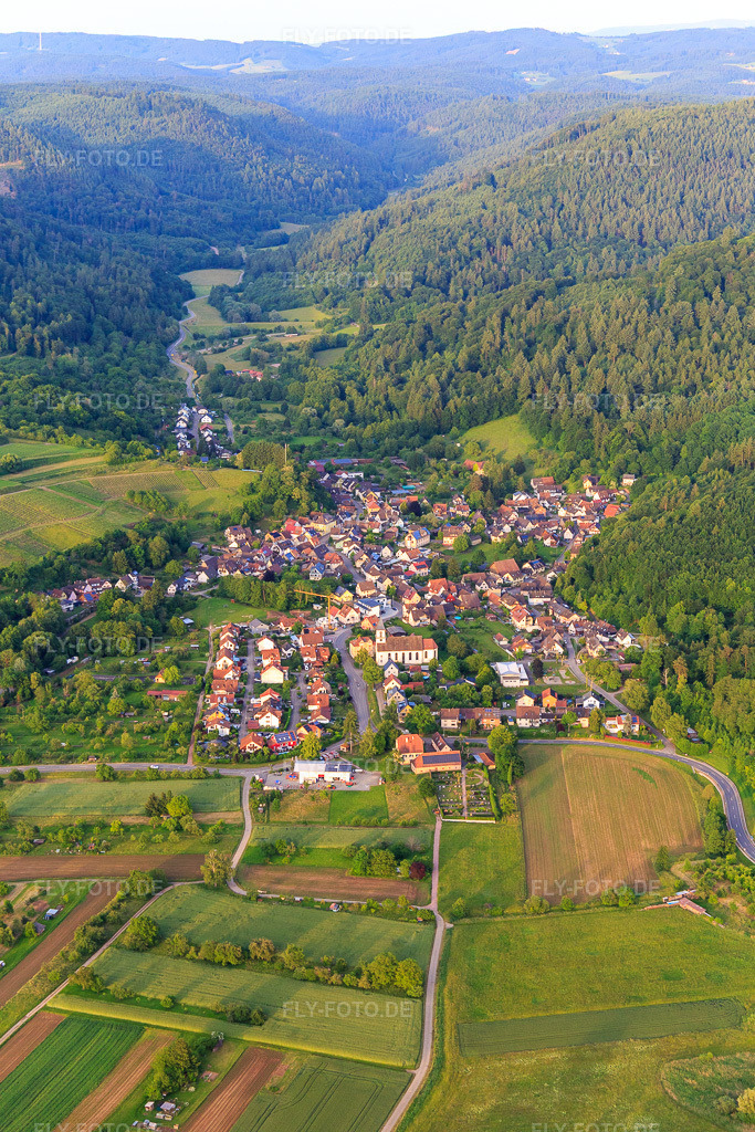 Luftbild: Winzerdorfansicht im Bleichtal aus Westen mit Kirche St. Hilarius im Ortsteil Bleichheim in Herbolzheim im Bundesland Baden-Württemberg in Deutschland. Foto: IMG_147461.jpg vom 29.05.2025 durch Werner Riehm/FLY-FOTO.de