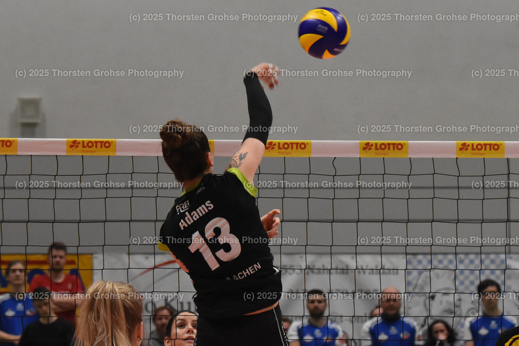 VBL VFB SUHL vs. LADIES IN BLACK AACHEN | Aachen in SCHWARZ gegen Suhl in GELB; VBL VFB SUHL vs. LADIES IN BLACK AACHEN, Volleyball-Bundesliga Frauen am 03.02.2018 in der Multihalle in Meiningen, (Deutschland) - Realisiert mit Pictrs.com