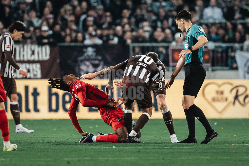 Fußball | Männer | Saison 2025/2026  | Fußball-Bundesliga | 27. Spieltag | FC St. Pauli vs. SC Freiburg | 22.04.2026 | v.l. Johan Manzambi (#44, SC Freiburg) fällt theatralisch gegen Danel Sinani (#10, FC St. Pauli) und Eric Smith (#8, FC St. Pauli)